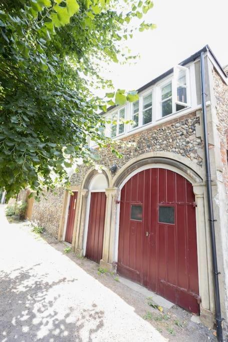 Central Medieval Grid Unique Home With Gated Parking Bury St. Edmunds Экстерьер фото